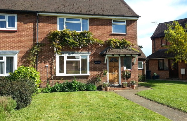 Corto o largo plazo, vacaciones grupales en Guildford. Fácil acceso, estacionamiento gratuito.