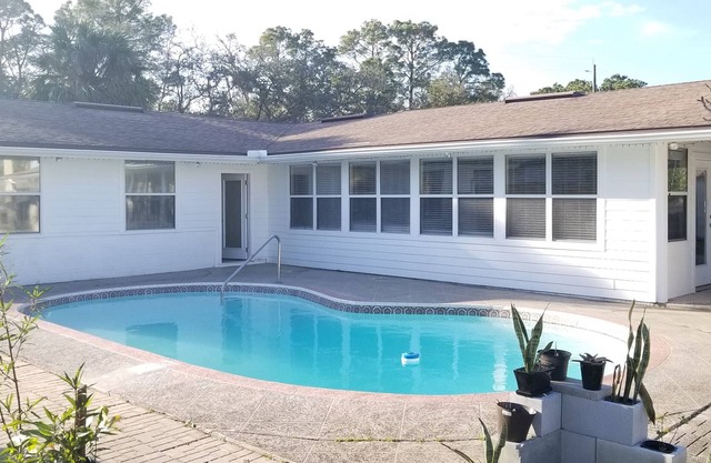 Short or Mid term rental, Private pool, minutes to Mayo/Baptist Hospital