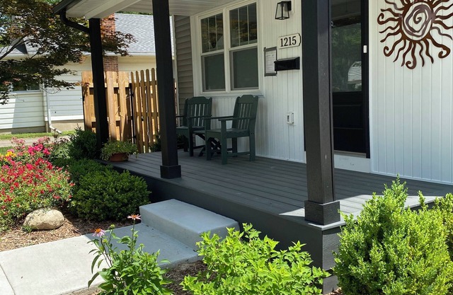 Short Walk to the Big House, Modern Spacious 3 BR + Basement Suite, 3.5 baths