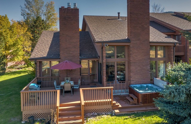 Short walk to the Canyons Cabriolet, Private Hot Tub