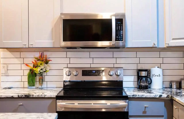 Shotgun Style Home Near Mercedes-Benz & Downtown!