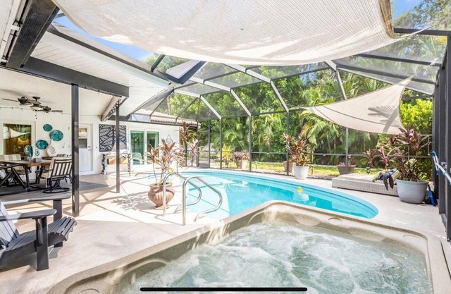 Siesta Key 4-bedroom house heated pool& hot tub- few miles from Siesta Key