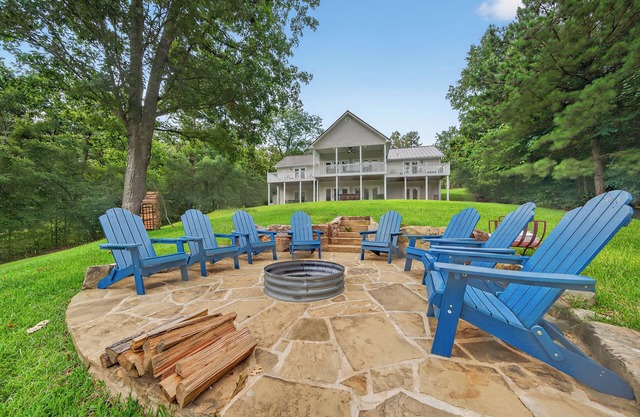 Sinclair Bluff Delight- Spacious 5/3 LAKEFRONT w/ BOAT HOUSE, FIRE PIT, BAR