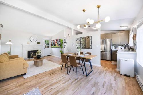 Single-Level 2BR Retreat w Hot Tub & Office