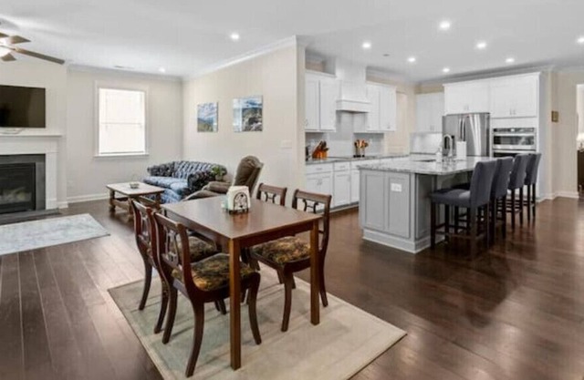 Single Level, Open Floor Plan w/ Indoor Fire Place