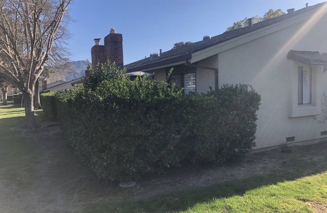 Casa de patio remodelada de un solo nivel con 3 dormitorios / 2 baños y un garaje.