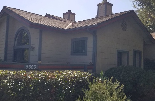 Single story Cottage-type condo with fireplace