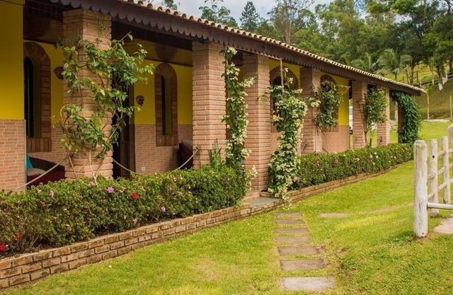 Sitio con cascada, 6 suites, piscina, salón de fiestas
