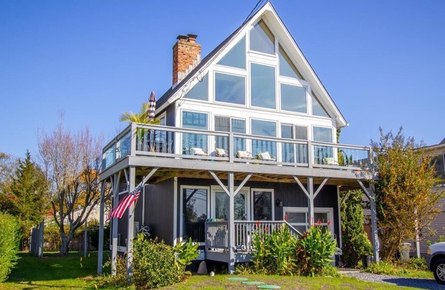 Situated between the hustle and bustle of downtown Cape May and the gorgeous sunsets of Sunset Beach.