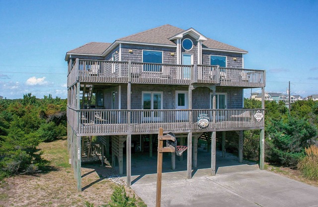 Six-bedroom house with fireplace, private hot tub, ocean views & pool access