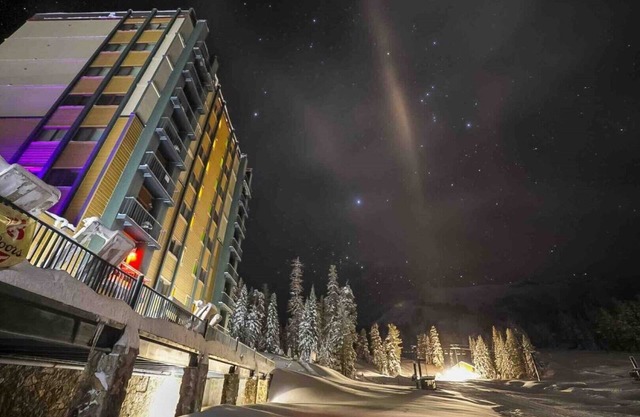 SKI IN-SKI OUT - King Bed - Hotel Room @ KirkwoodVillage w Mtn View