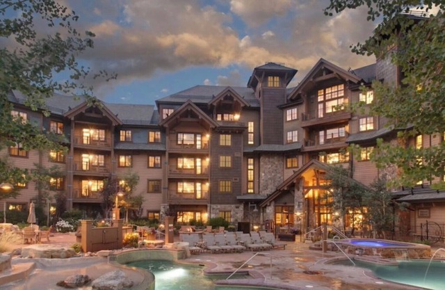 Ski-In/Out Luxury 1 Bedroom Condo / Sleeps 4 in Breckenridge at Peak 7