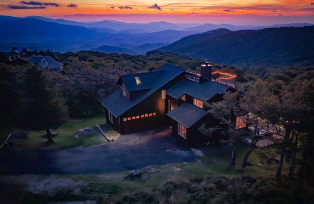 Ski In/Out Sauna Hot Tub Arcade Après Bar Views!