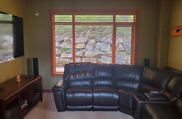 Ski In Panorama Cabin with 4 bedrooms and Private Hot tub