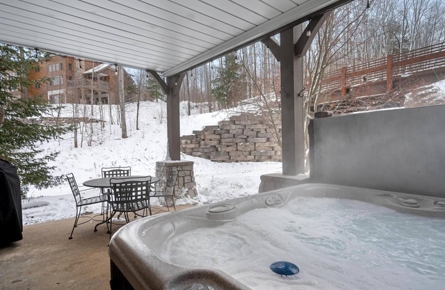 ¡Condominio de felpa 2BR Creekside en Boyne Mountain-Slope con jacuzzi privado!