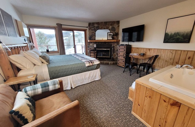 Ski-In/Ski-Out Lutsen Mnt Condo w/ Whirlpool, Fireplace, Resort Pool, & Hot Tub