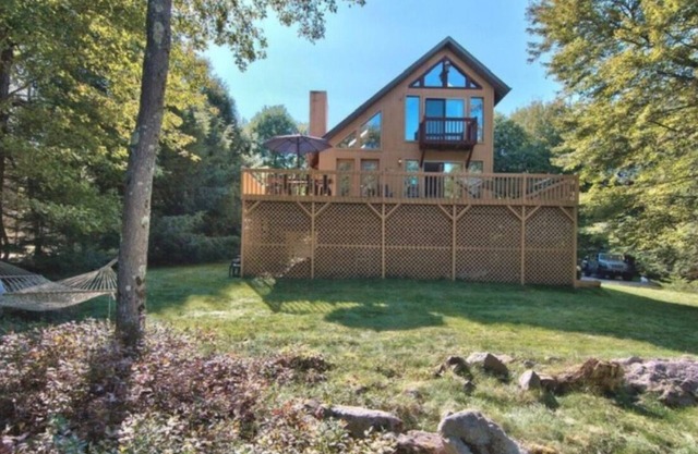 Frente al lago Pocono Chalet. Follaje de otoño, Pocono Wine Trail, Jack Frost Big Boulder