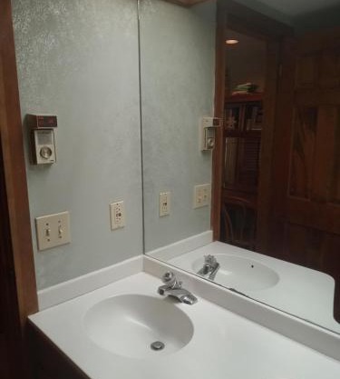 Ski to your back door! Shared condo with ski professional and cat.