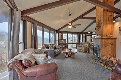 Skiway Chalet Home with Hot Tub in Beech Mountain!