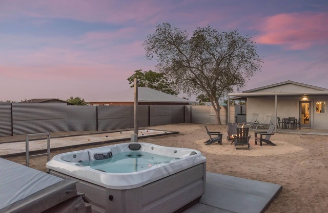 Skull Rock Cottage - Walk To Town & Hot Tub, Star Gazing 1 Bedroom Home