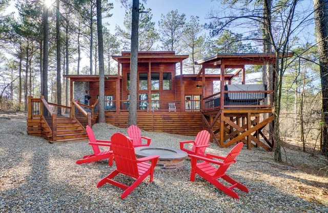 Sleek Cabin w/ Hot Tub: 11 Mi to Broken Bow Lake!