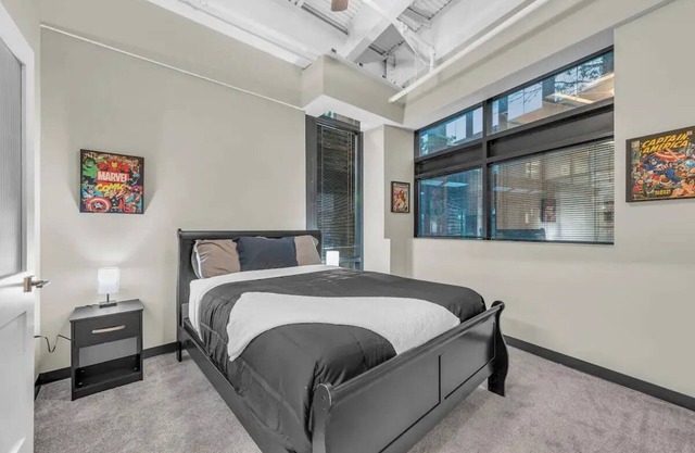 Sleek, modern loft minutes from Airport, FAST Wifi
