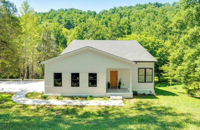 Sleek Tennessee Retreat: 2 Mi to Center Hill Lake!