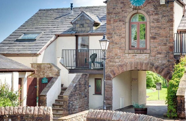 Sleep 8, disabled access with onsite swim pool, gym & restaurant. Late bargain