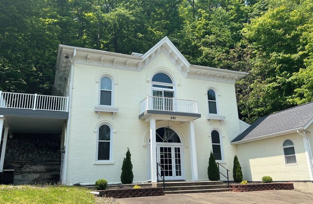 Sleeps 10 , 4 Min. walk to Falls & Town, 5 Min. drive to WGI Track.