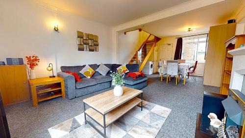 Sleeps 10, Free parking, close to Science Park, King size bed