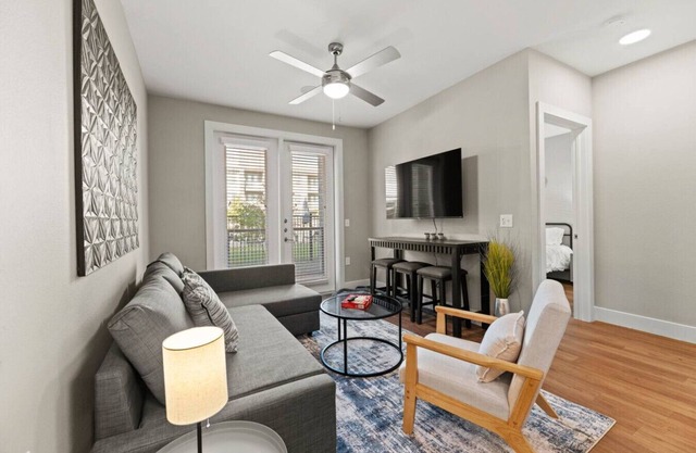 Sleeps 10 w/King Bed+Gym+Free Parking+Stockyards