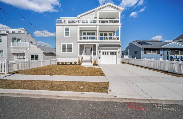 Sleeps 12- 2 min walk to beach: Newly constructed 5-BR house in N Brigantine .