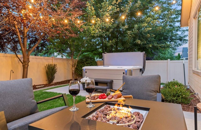 Sleeps 14 comfortably! 7-seat mineral hot tub, firepit, private yard. Game garage w/ Pac-Man, foosball & 65” TV. High-end home with luxe mattresses and linens. 4 Smart TVs, fully stocked kitchen. Near Roaring Springs, Wahooz, shopping and I-84