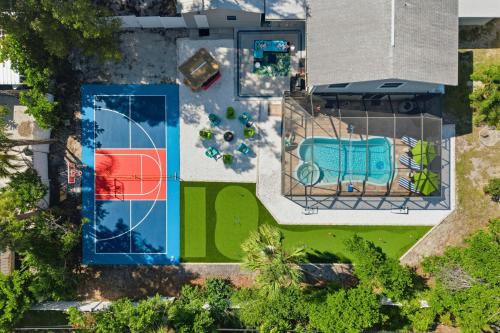 Sleeps 16 Golf Simulator Pickleball Pool Spa