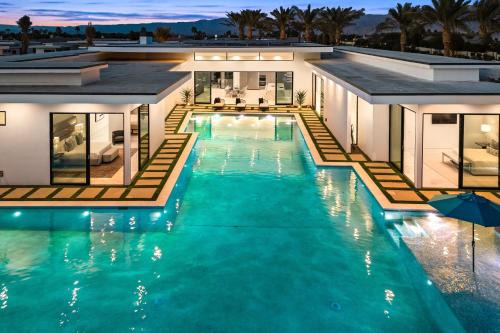 Sleeps 17 Pool Putting Green Indio Escape Hot Tub Retreat Bravo Villa 6 by AvantStay