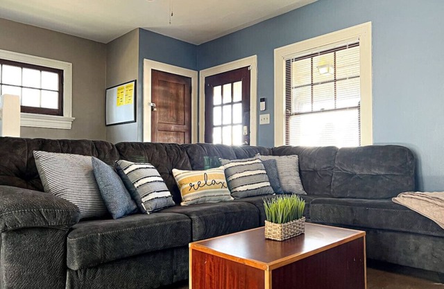 Sleeps 20+ in Dayton, 6 Bedrooms + 2 Full Kitchens