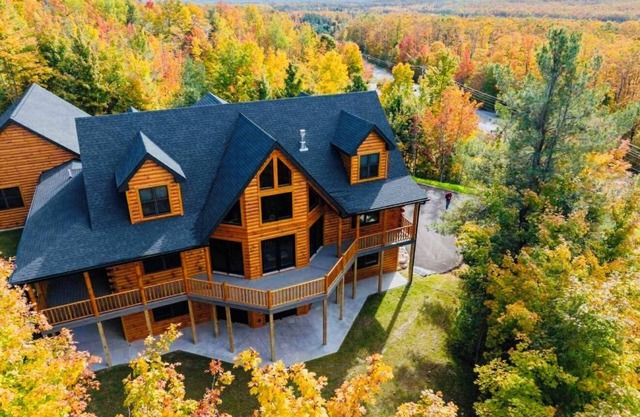 Sleeps 22. Minutes from Nubs Nob & Highlands & golf courses! Spacious & Private