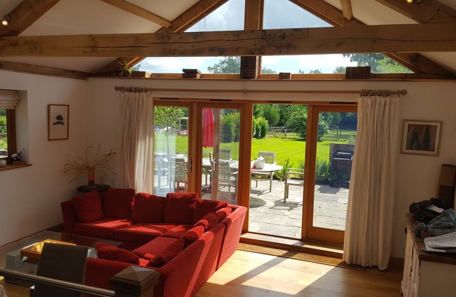 Auto servicio. Roble contemporáneo enmarcado. 2 camas grandes con baño Chiddingfold / Haslem