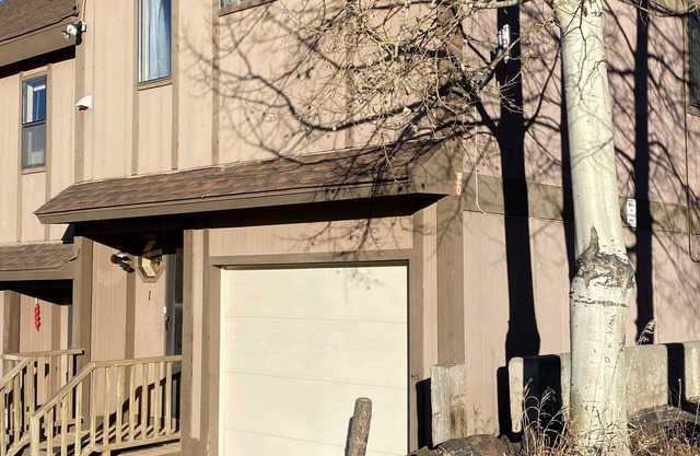 Sleeps 8! 2 Bedrooms/2 Full Baths, GARAGE & FULLY REMODELED! Close to the hill.