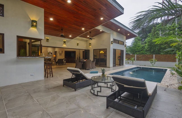 Capacidad para 8 personas, nuevo, piscina privada, a pasos de la playa, restaurantes y tiendas