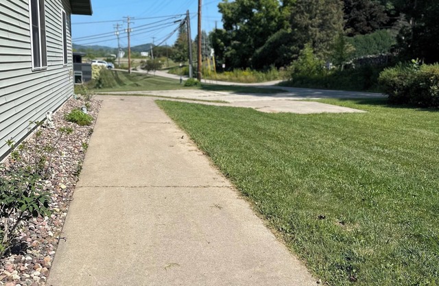 Sleeps up to 14 people, 5 minutes from downtown, handicap accessible.