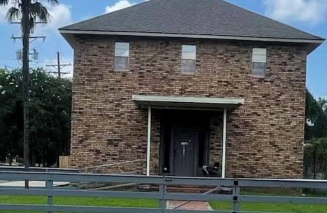 Sleeps11/Centrally located/Riverfront/Hospital