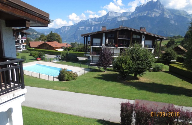 Pequeño chalet en residencia con piscina.