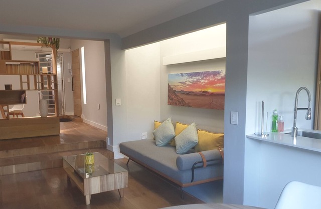 Casa pequeña con sep. Dormitorio, baño amplio, salón y cocina abierta.