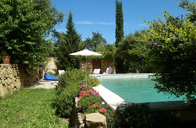 Pequeña casa con piscina rodeada de naturaleza entre el mar y el Verdon.