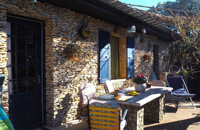 Pequeño chalet de piedra con terraza privada, Villes-sur-Auzon