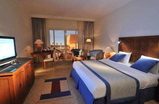 Snorkel & Sunbathe l 4-Room Pool View, Red Sea Stay w/ Beach, Pools & Kids Club