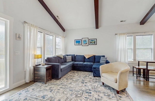 Snow-bird friendly home w/ screened in porch, gas grill and close to beach