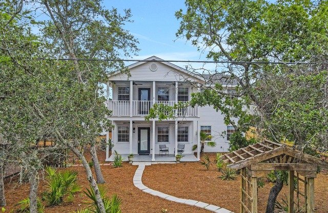 Snowbird-friendly home near the beach with large yard for dogs, boats, trailers