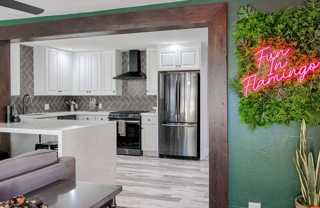 Snowbird-friendly duplex with free WiFi, central AC & shared W/D - dogs welcome